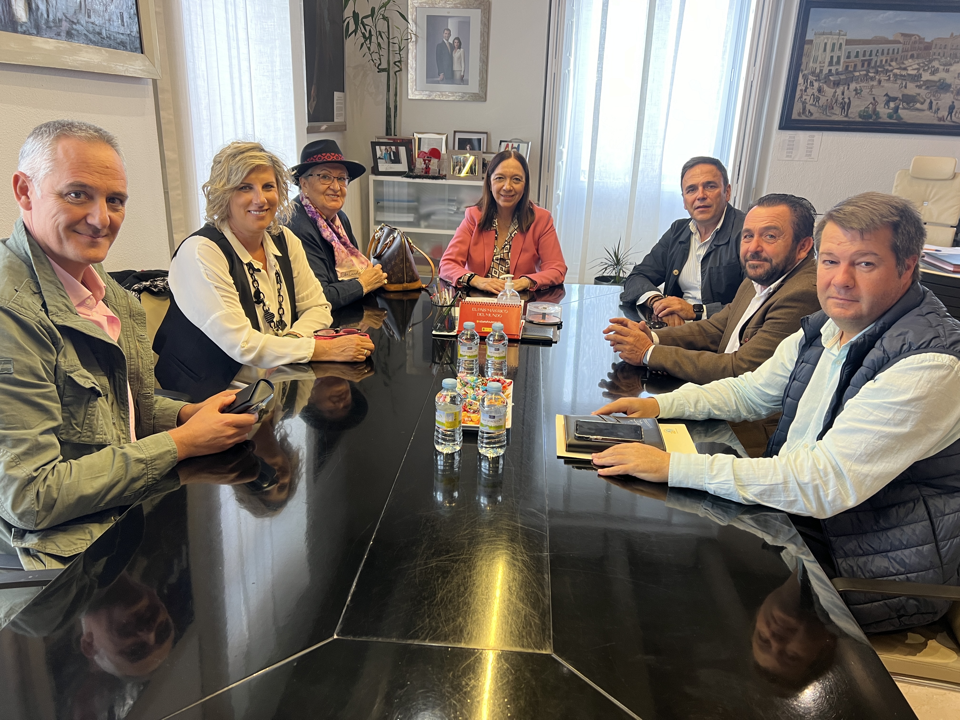 CUAS Mancha Occidental II presenta el 16 Congreso Nacional de Regantes a la alcaldesa de Alcázar de San Juan