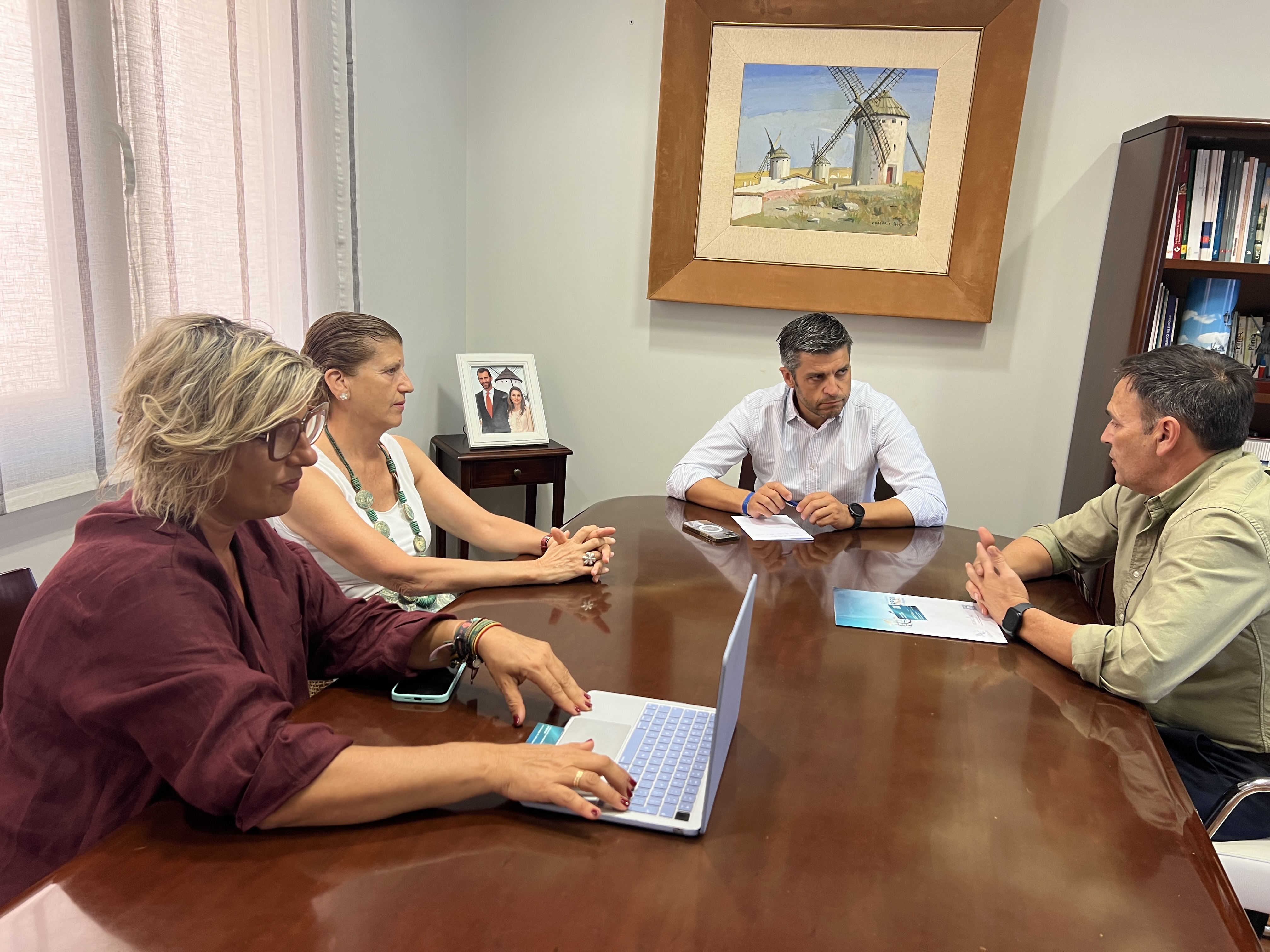CUAS Mancha Occidental II presenta el 16 Congreso Nacional de Regantes al alcalde de Campo de Criptana